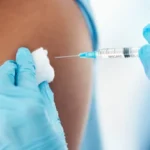 Vacina da Covid reduz risco de infarto e AVC em idosos, aponta estudo