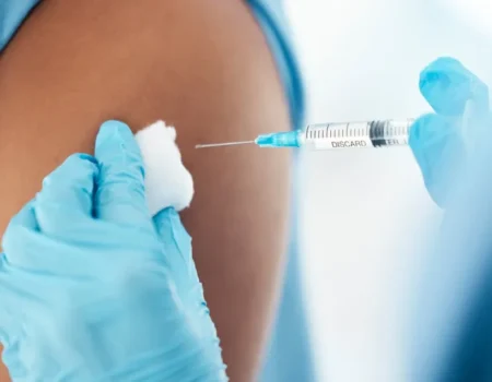 Vacina da Covid reduz risco de infarto e AVC em idosos, aponta estudo