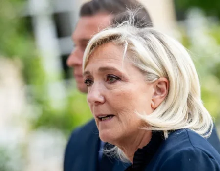 Marine Le Pen poderá concorrer à Presidência, mas com tornozeleira, decide Justiça na França