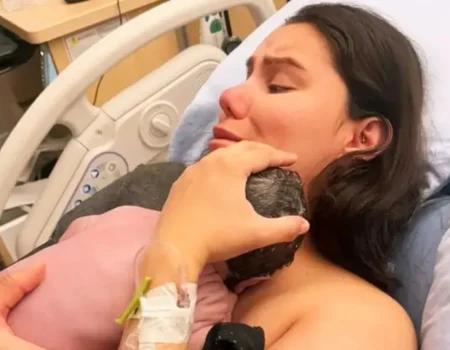 Jovem dá à luz dormindo e bebê fica protegido por cobertores