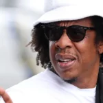 Jay-Z faz Rihanna subir ao palco em show, e artista brinca: