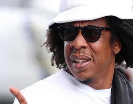 Jay-Z faz Rihanna subir ao palco em show, e artista brinca: