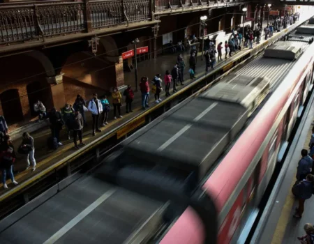Falha no sistema de portas causa lentidão em três linhas do Metrô de São Paulo
