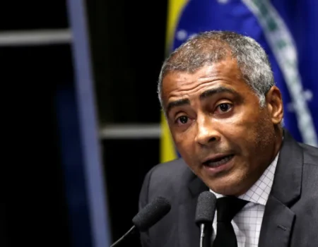 Romário mantém mandato no Senado enquanto está nos EUA comentando Copa do Mundo