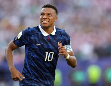 Kylian Mbappé retorna à franquia EA Sports FC como estrela da capa do jogo