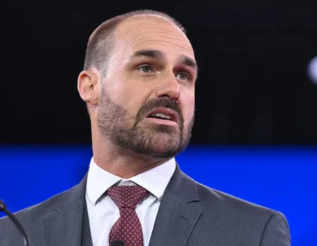 Eduardo Bolsonaro defende ruptura entre PL e Novo após nova fala de Zema sobre Flávio e Vorcaro