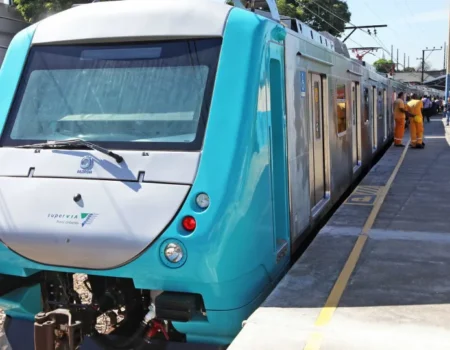 Trens do RJ têm trechos suspensos e atrasos após ventos fortes