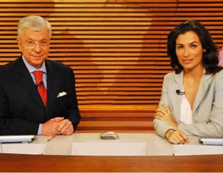 Foto de Renato Machado e Renata Vasconcellos na bancada do jornal.