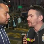 Foto mostra o repórter William que é negro entrevistando o homem racista branco da Argentina.