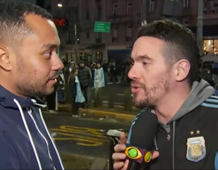 Foto mostra o repórter William que é negro entrevistando o homem racista branco da Argentina.