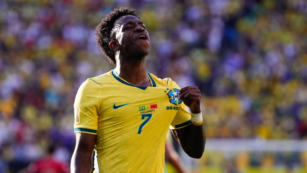 Vinicius Júnior comemora o gol do Brasil sobre Marrocos