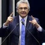 Caiado acusa Flávio Bolsonaro de conspirar contra a economia do Brasil