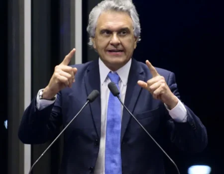Caiado acusa Flávio Bolsonaro de conspirar contra a economia do Brasil