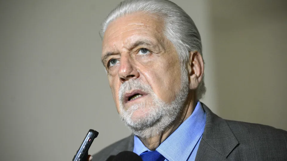 Jaques Wagner vai a Brasília e tenta convencer Lula a mantê-lo na liderança até o recesso