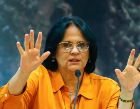 Damares defende Michelle, pede fim de ataques e diz que Flávio