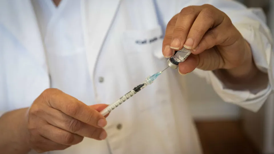 Vacinas contra covid-19 serão atualizadas para acompanhar novas variantes
