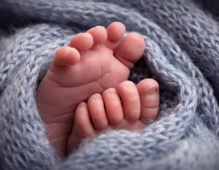 Pai esconde bebê intoxicada por cocaína em bolsa e foge de hospital