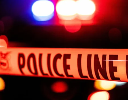 Mulher mata homem encontrado escondido sob cama da filha nos EUA