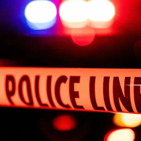 Mulher mata homem encontrado escondido sob cama da filha nos EUA