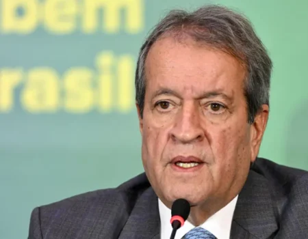 Dino afirma que Valdemar desviou R$ 119 milhões do orçamento secreto e pede bloqueio de bens