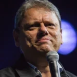 Tarcísio exalta Bolsonaro em convenção de União Brasil e PP de SP ao lado de Flávio