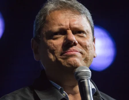 Tarcísio exalta Bolsonaro em convenção de União Brasil e PP de SP ao lado de Flávio