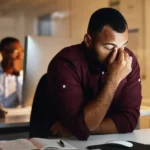 População brasileira vive estressada e perde o sono por causa de dinheiro, diz pesquisa