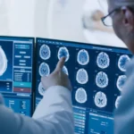 Quais médicos os homens devem procurar em cada fase da vida?