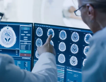 Quais médicos os homens devem procurar em cada fase da vida?