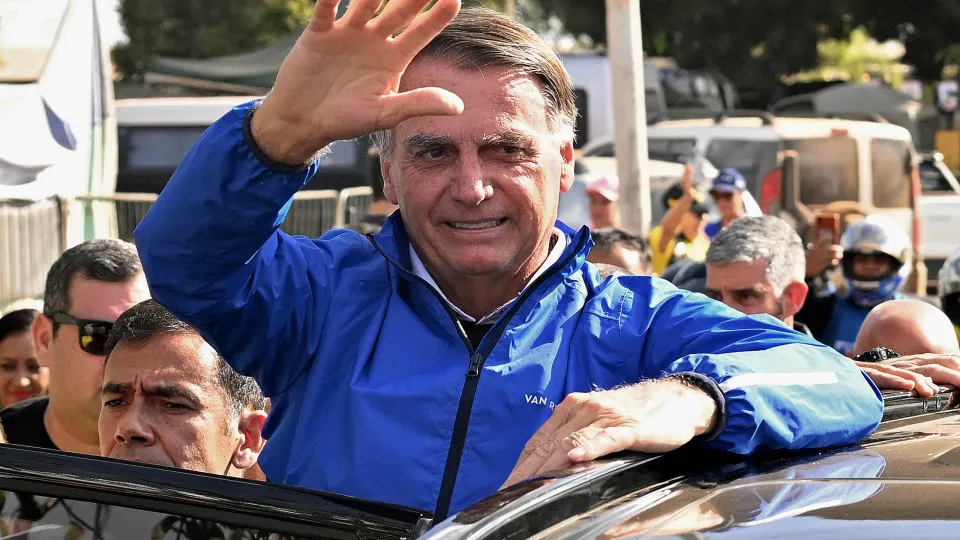 Exército entrega armas de Bolsonaro à PF e informa falta de duas