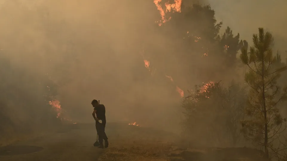 Espanha: 11 morrem e 19 estão desaparecidos em incêndio florestal