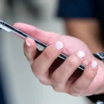 Desativar notificações e não usar celular antes de dormir ajuda a reduzir sobrecarga digital