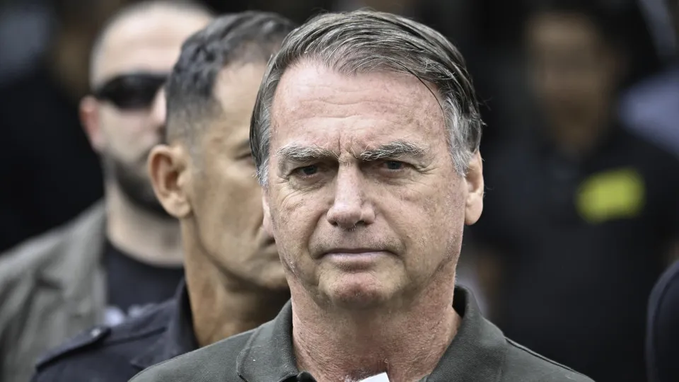 PGR defende Bolsonaro em domiciliar, mas sem arma apreendida