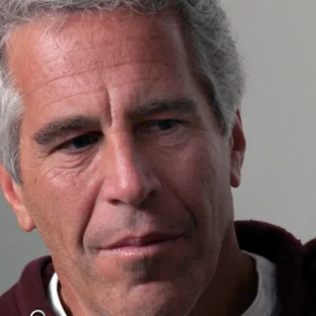 Recrutador de modelos ligado a Epstein é encontrado morto na França