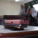 Restrição a celulares em escolas avança, mas 39% dos diretores relatam dificuldades
