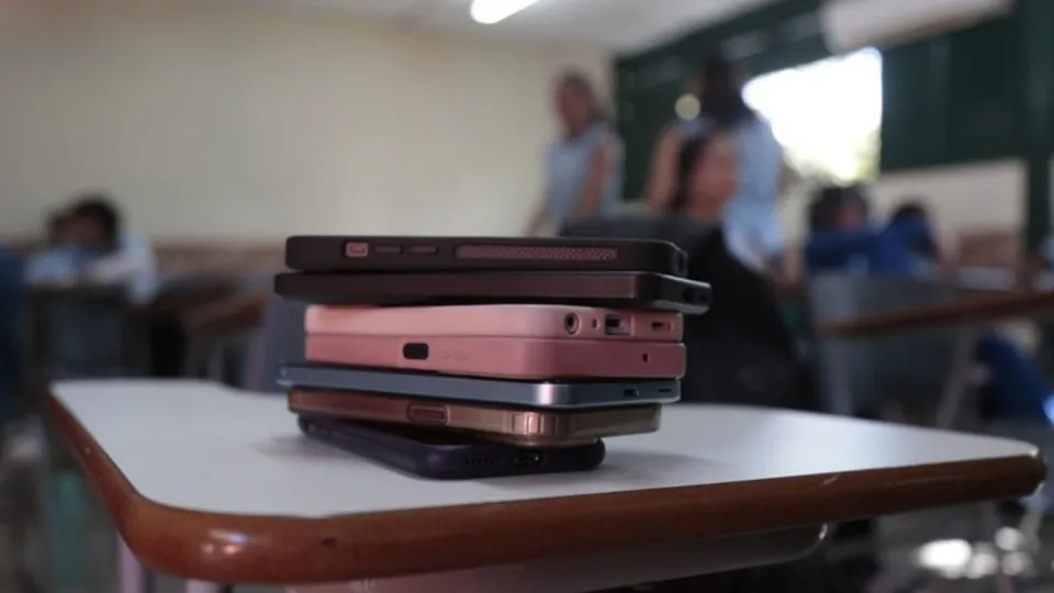 Restrição a celulares em escolas avança, mas 39% dos diretores relatam dificuldades