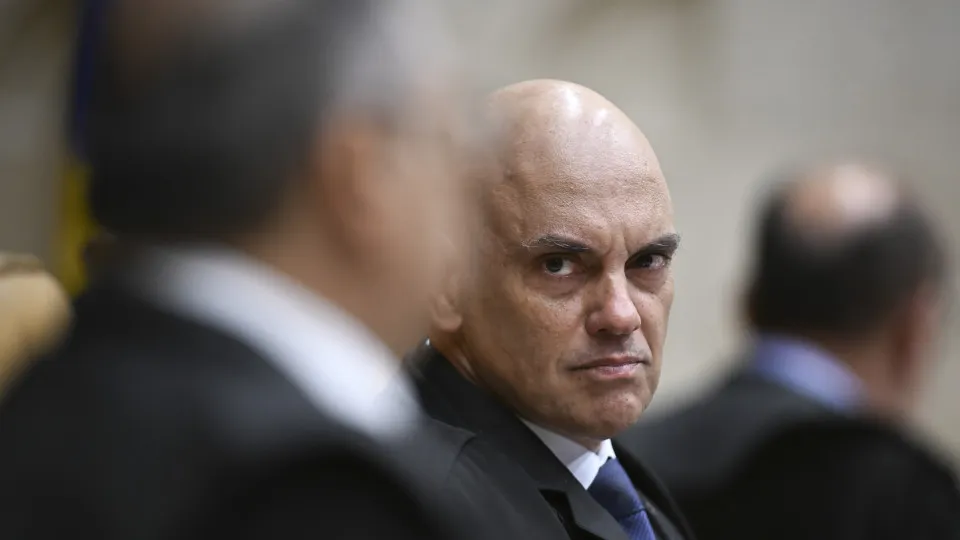 Moraes dá 15 dias para a PGR se manifestar sobre conclusão da PF de que Flávio caluniou Lula