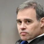 Mendonça vira peça-chave no embate entre Flávio e Michelle com relatoria do caso