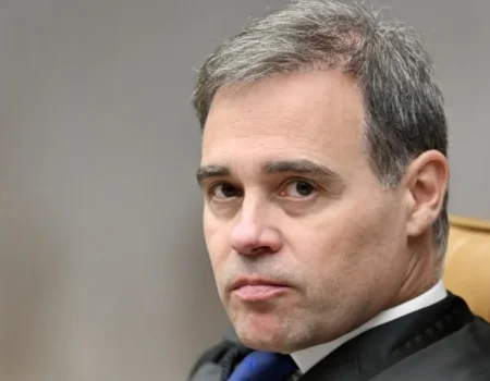 Mendonça vira peça-chave no embate entre Flávio e Michelle com relatoria do caso