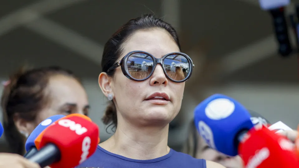 Michelle Bolsonaro deixa de seguir enteados nas redes: