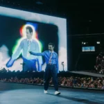 Harry Styles cai no chão após se engasgar com água em show; veja o vídeo