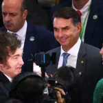Milei recebe Flávio e declara apoio à candidatura no Brasil