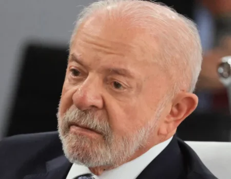 Governo Lula repudia atuação de Flávio Bolsonaro nos EUA e cita vínculo com caso Master
