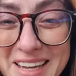 Professora chora após aluno pôr vidro em seu copo: