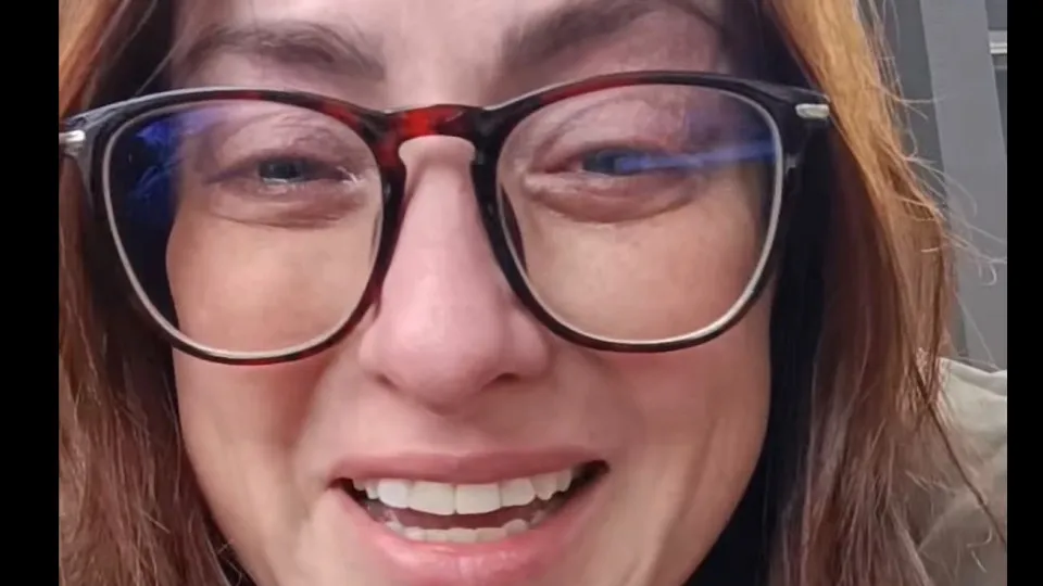 Professora chora após aluno pôr vidro em seu copo: