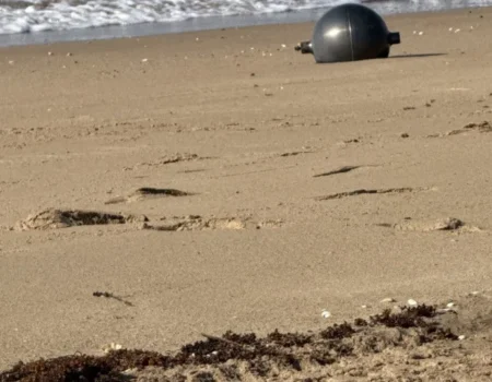 Mistério das esferas metálicas em praia da Austrália ganha explicação