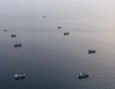 EUA atacam Irã após ofensiva contra navios no Estreito de Ormuz