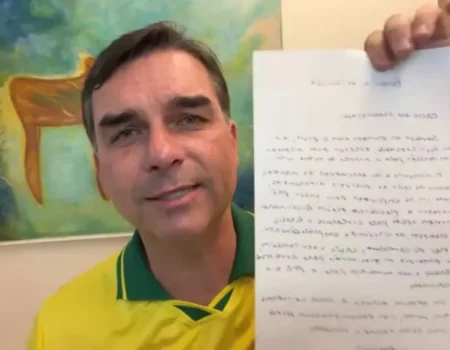 Leia na íntegra a carta de Jair Bolsonaro lida por Flávio durante live
