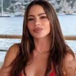 Sofía Vergara celebra 54 anos de biquíni em passeio de barco