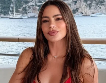 Sofía Vergara celebra 54 anos de biquíni em passeio de barco